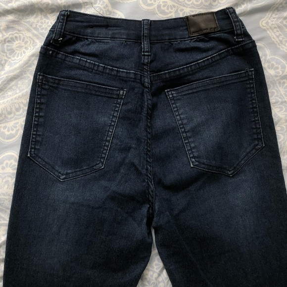 🦋HIGH WAISTED DARK SKINNY JEANS WITH SLIGHT RIP🦋 - Picture 3 of 3